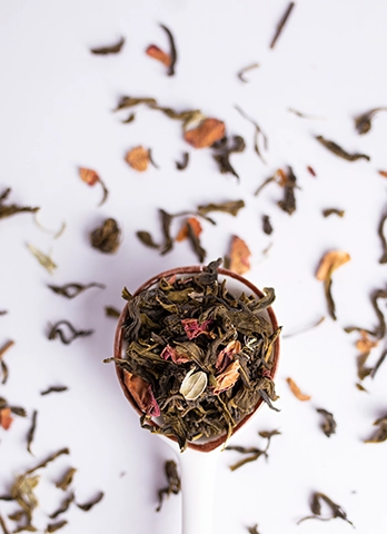 Fine rose cardamom green tea powder crafted by Indian herbal tea experts for the daily tea rituals.